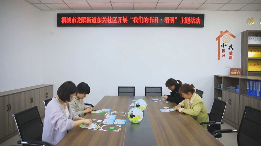 圖為制作清明主題擺件現場.jpg