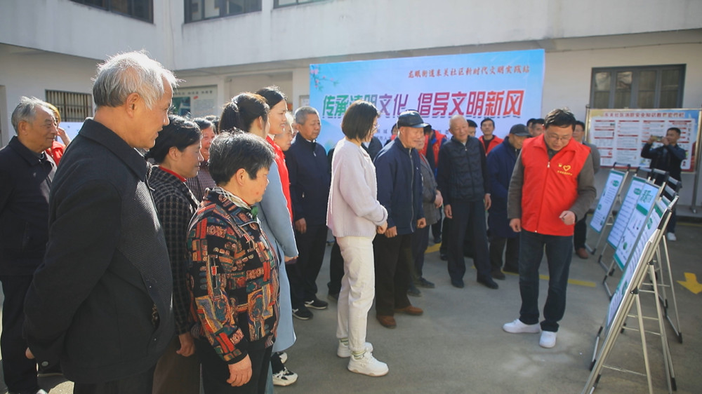 圖為志愿者正在為居民講解清明節的由來、節日習俗等知識.jpg