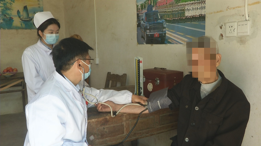 圖為醫護人員在回訪晚血病人.jpg