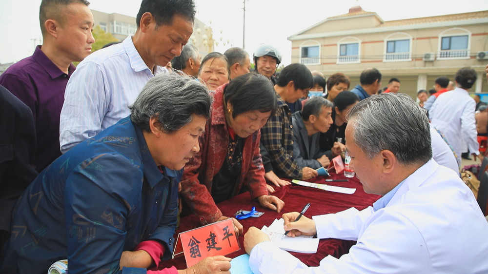 圖為義診現(xiàn)場 1.jpg