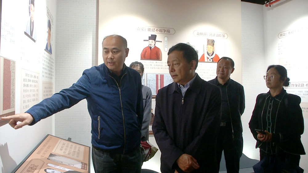 云南德宏政協來桐在新時代六尺巷工作法展陳館考察.jpg