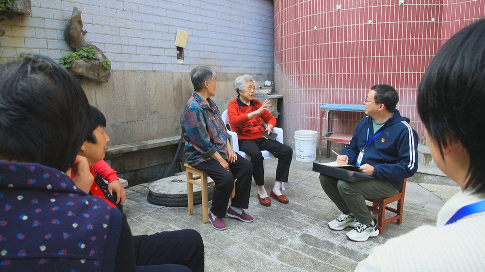 圖為在黨紀(jì)學(xué)習(xí)教育中，東關(guān)社區(qū)“兩委”積極踐行為人民服務(wù)的宗旨，主動(dòng)幫忙解決急難愁盼的難題3.jpg