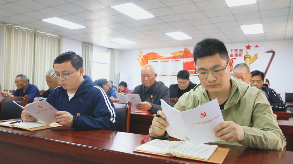 圖為龍眠街道東關(guān)社區(qū)黨員集中學(xué)習(xí)新修訂的《中國共產(chǎn)黨紀(jì)律處分條例》現(xiàn)場1.jpg
