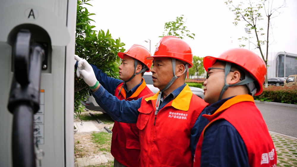 國網桐城供電公司：充電樁超前“體檢” 護航“五一”綠色出行　2.jpg