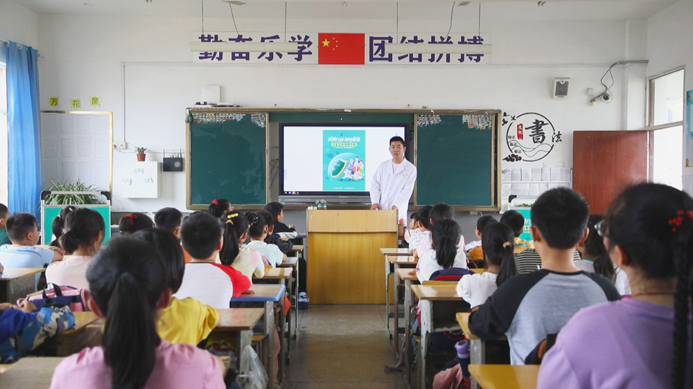 圖為醫務人員正在為學生們普及預防接種知識.jpg