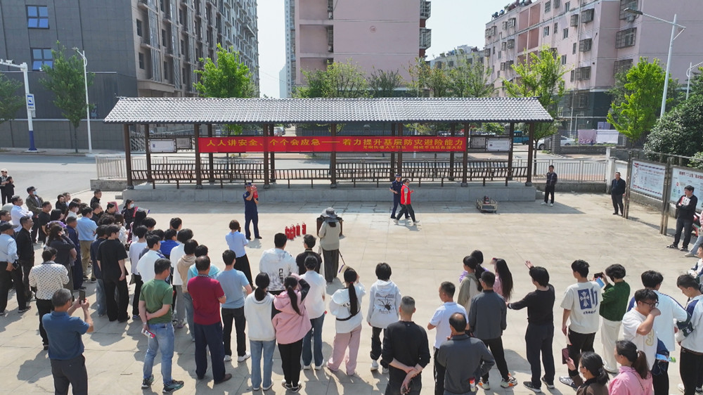 圖為消防員正在對與會人員講解滅火器使用方法并進行實操演練.jpg