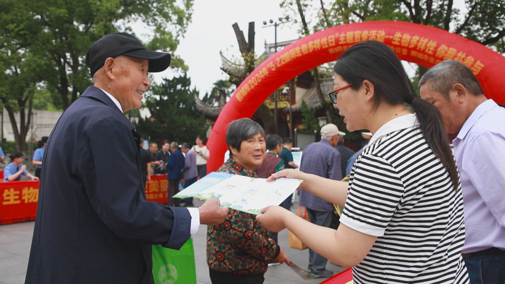 圖為現場工作人員正在向過往市民發放宣傳材料，講解生物多樣性知識。.jpg