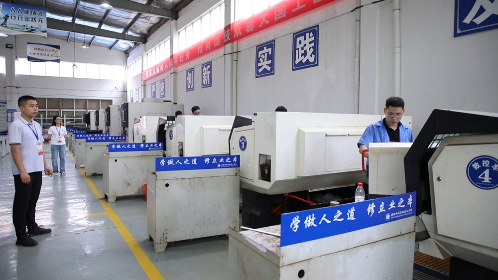 圖為數(shù)控車床賽場。.jpg