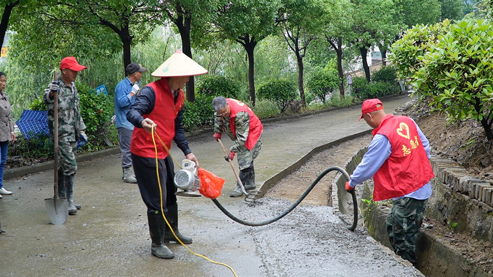圖為村民拓寬入組道路現(xiàn)場。.jpg