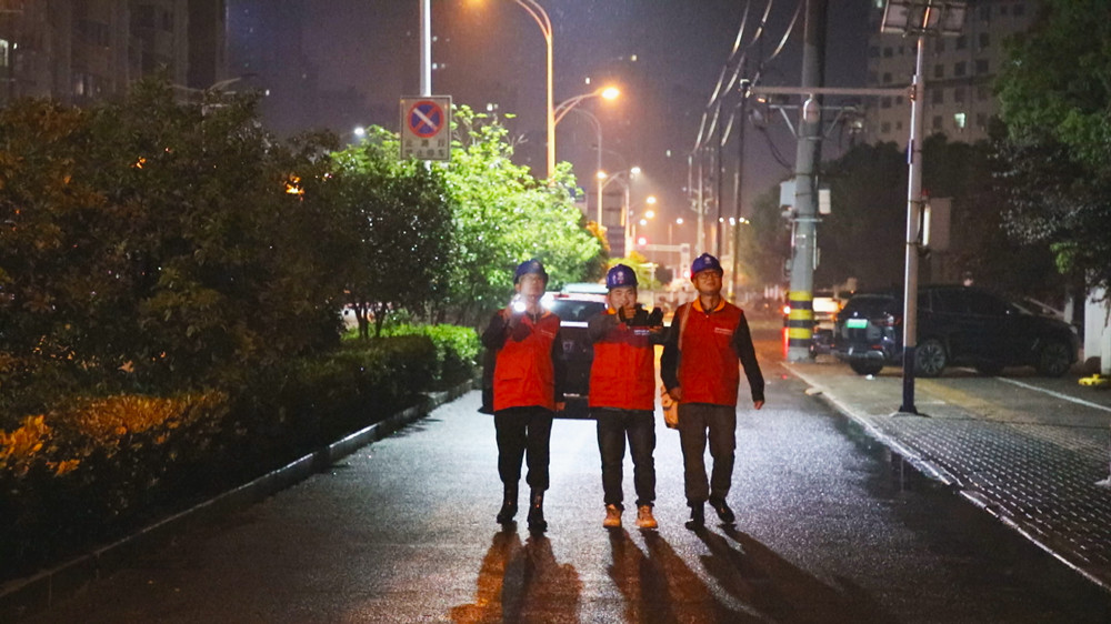 圖為國網桐城市供電公司工作人員正在實驗中學考點外進行用電線路夜巡工作.jpg