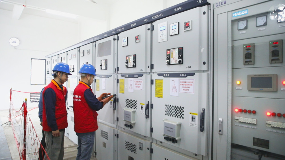 圖為國網桐城市供電公司工作人員正在對桐城中學考點進行用電檢查.jpg