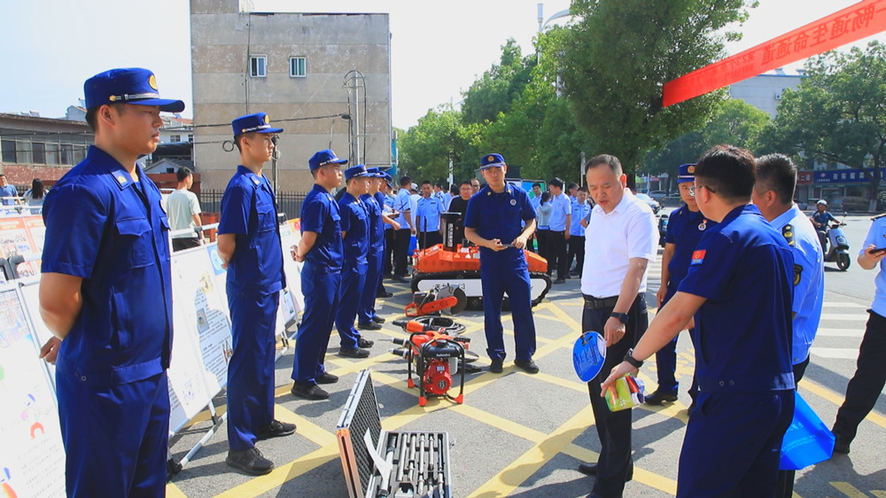 圖為市委常委 常務副市長章友厚在消防器材展示區查看.jpg