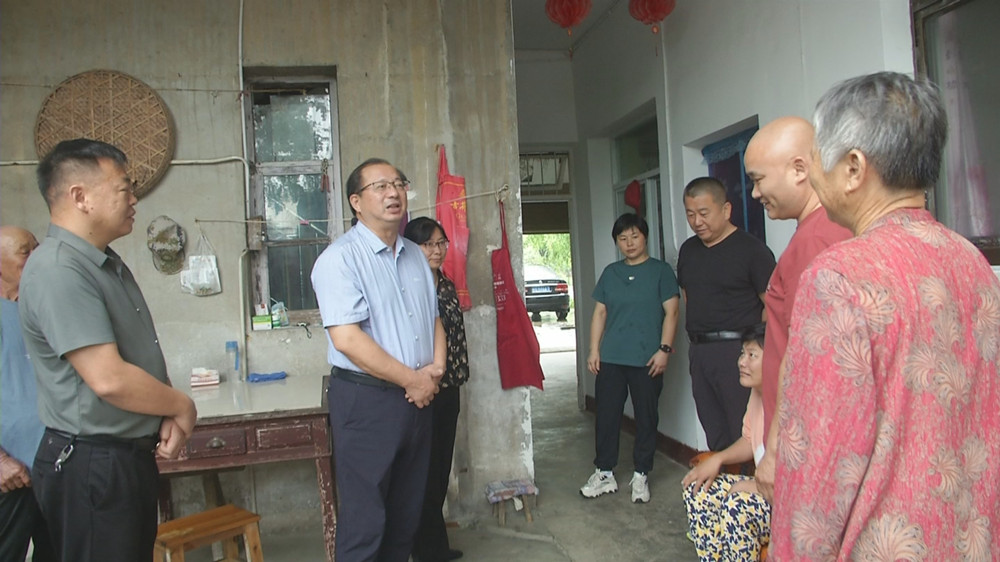 劉主席慰問(wèn)困難群眾2.jpg
