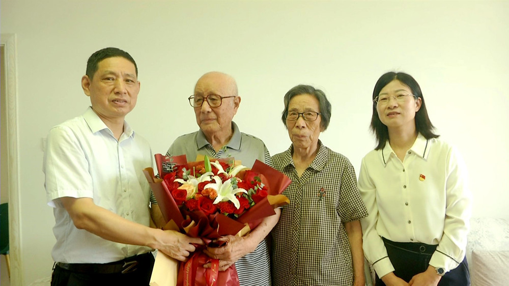 潘主席慰問老兵2.jpg