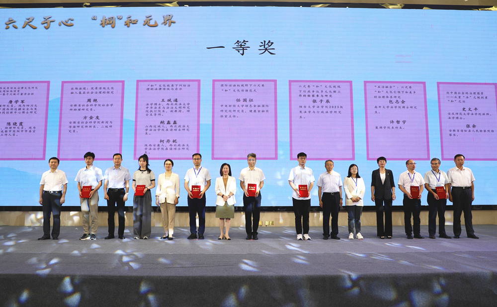 3與會(huì)領(lǐng)導(dǎo)為“和”文化征文大賽獲獎(jiǎng)代表頒獎(jiǎng)_副本.jpg