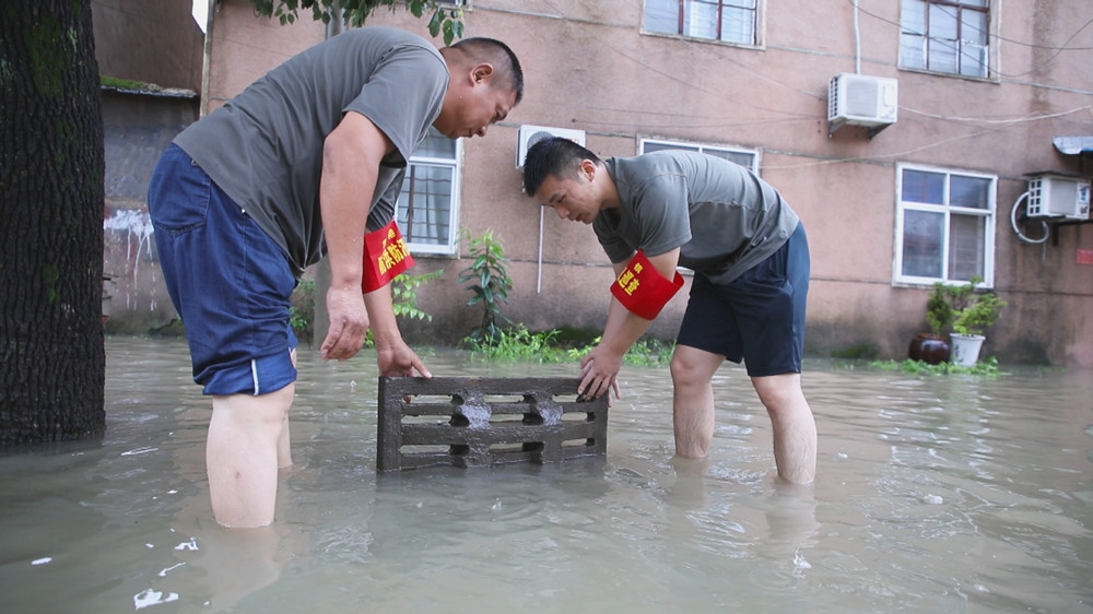 圖為雙港鎮退役軍人 基干民兵正在拉開窨井蓋緊急排水。.jpg