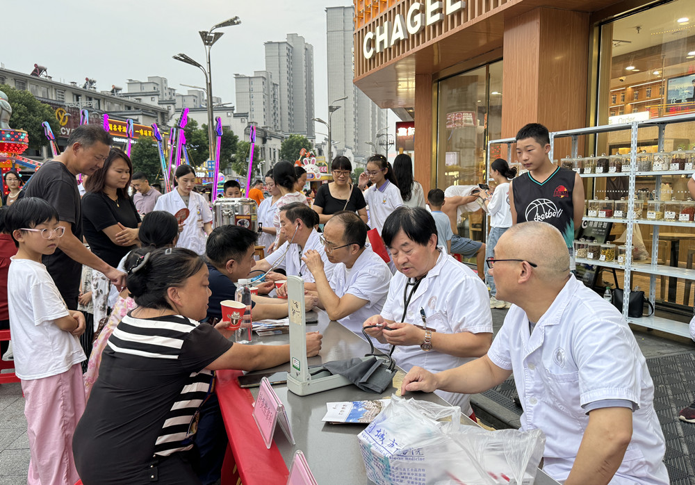 圖為桐城市中醫院開展義診活動.jpg