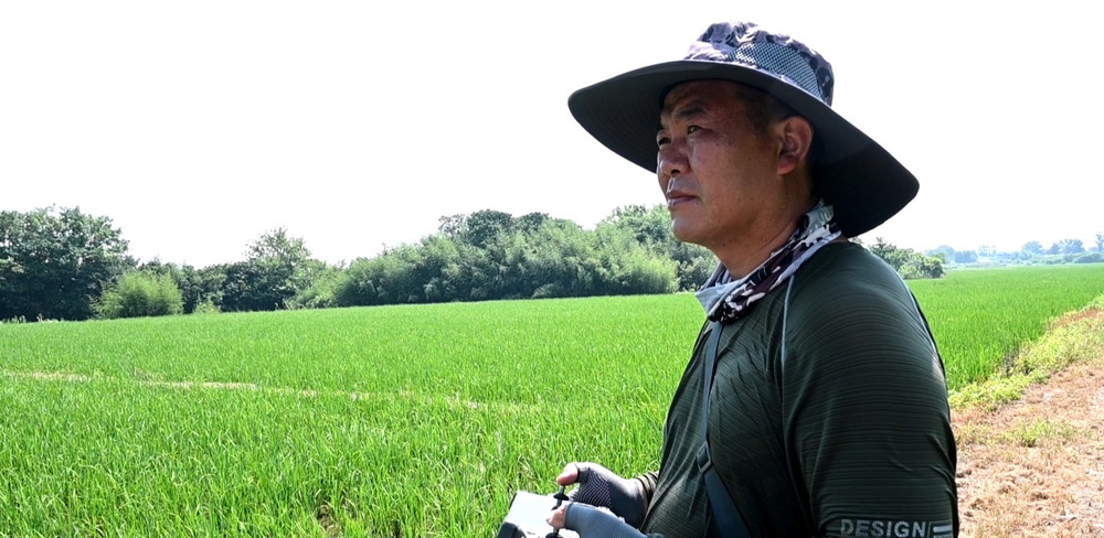 圖為植保無人機飛手金益民作業.jpg