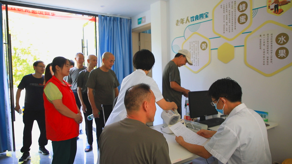 圖為龍眠街道沿河社區為轄區退役軍人免費健康體檢活動現場.jpg
