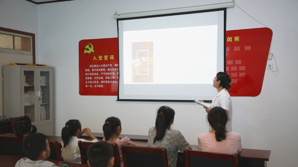圖為醫務志愿者正在講解立秋節氣的健康飲食知識.jpg