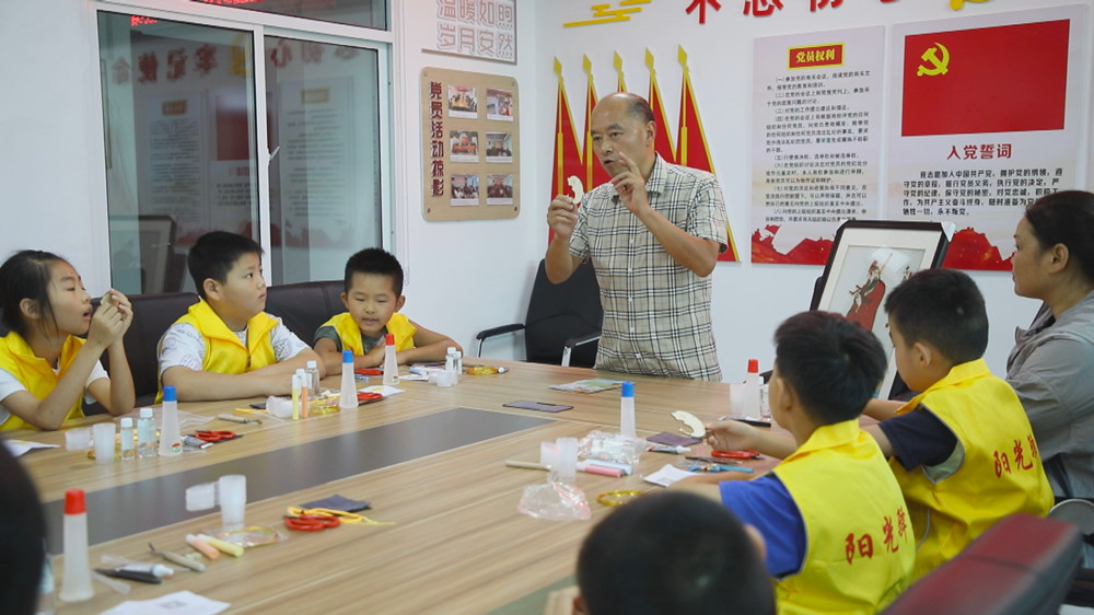 圖為市掐絲琺瑯非遺縣級代表性傳承人項道友老師正在講解掐絲琺瑯制作技藝.jpg