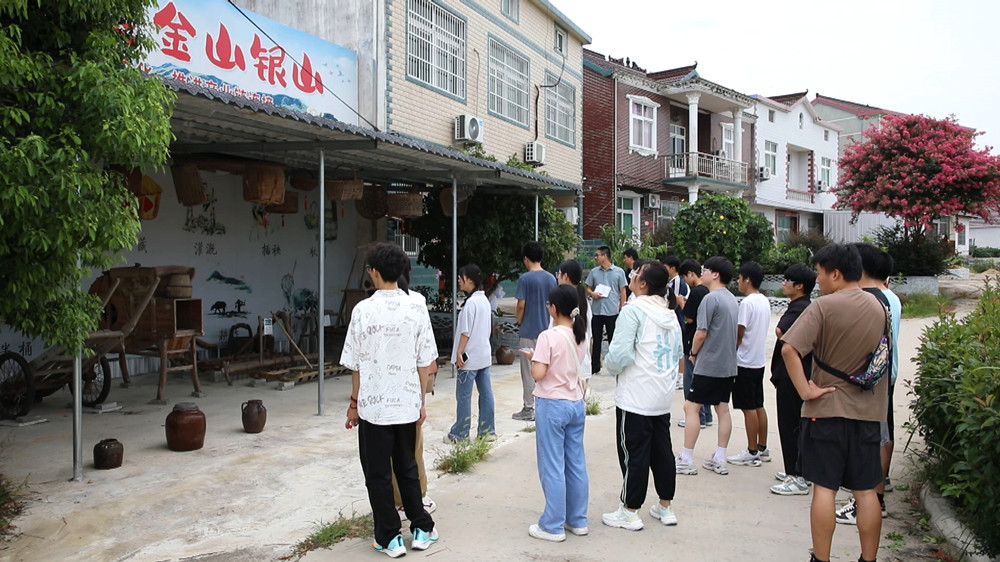 圖為復興村鄉村人居環境整治點參觀.jpg