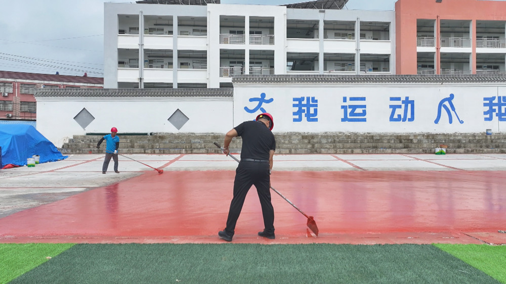 圖為鄉村學校塑膠跑道改造施工現場.jpg