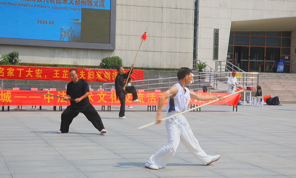 圖為《棍》《苗刀》《六合槍》表演現(xiàn)場(chǎng).jpg