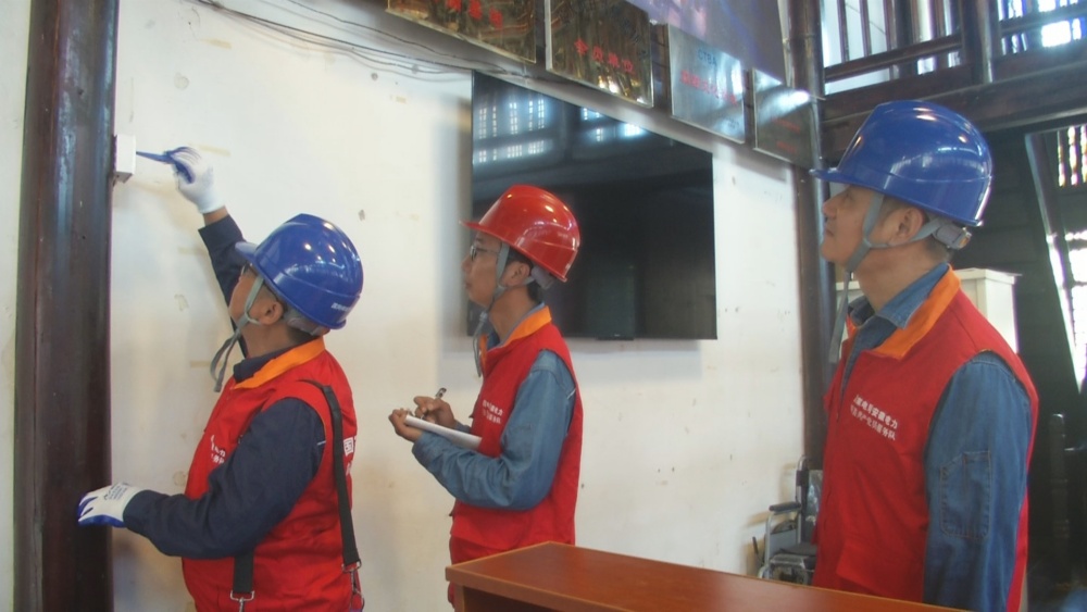 對沿街商鋪電力設備進行檢查.jpg