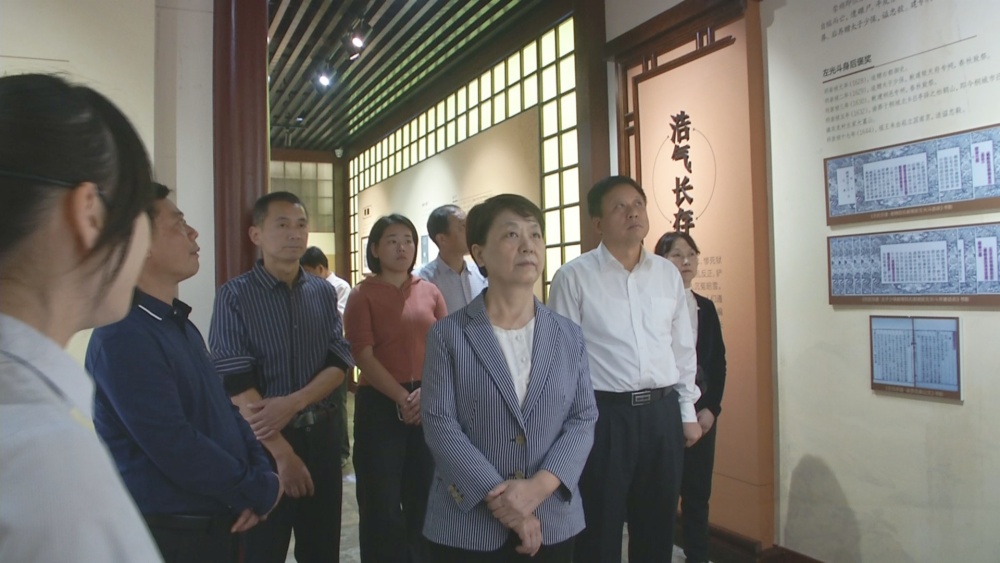 王翠鳳在左忠毅公祠調研.jpg
