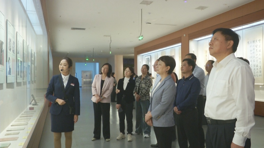 王翠鳳在博物館調研5.jpg