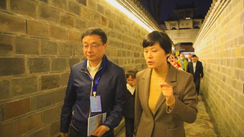 圖為香港安徽聯誼總會回鄉交流團在六尺巷參觀1.jpg
