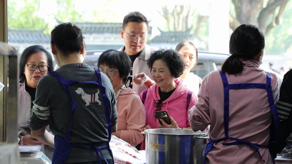 六尺巷成熱門景點，周邊特色小吃店同樣火爆.jpg