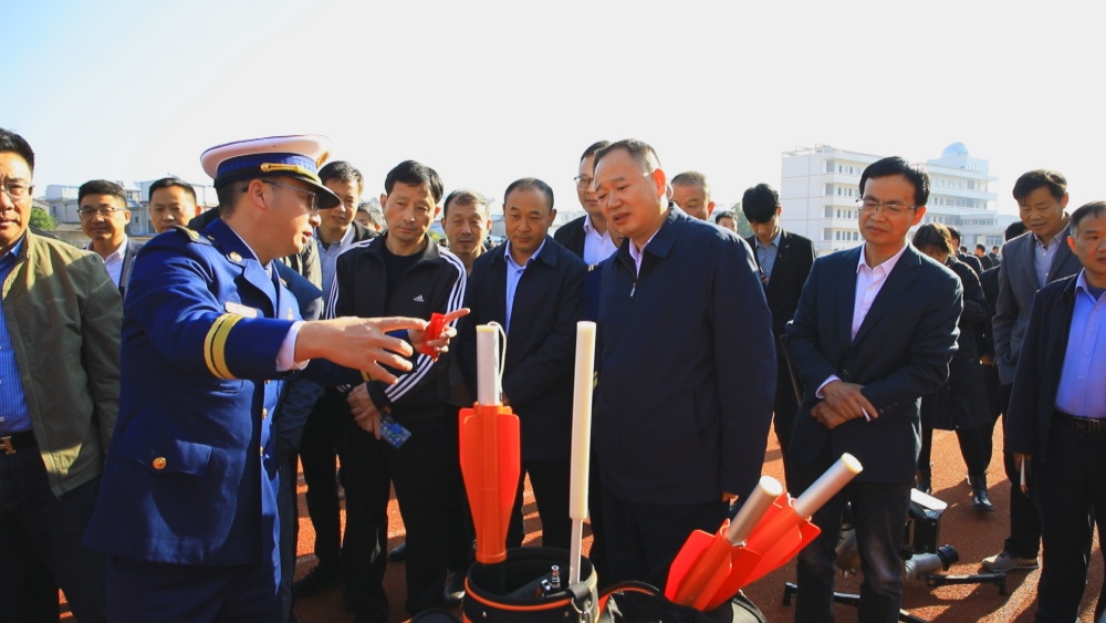 圖為市委常委、常務副市長章友厚在消防設備展示演示區參觀.jpg