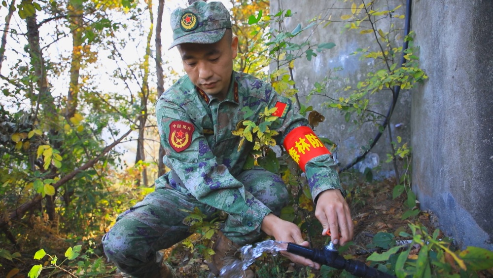圖為龍眠街道龍眠村護(hù)林員正在檢查蓄水池蓄放水功能.jpg