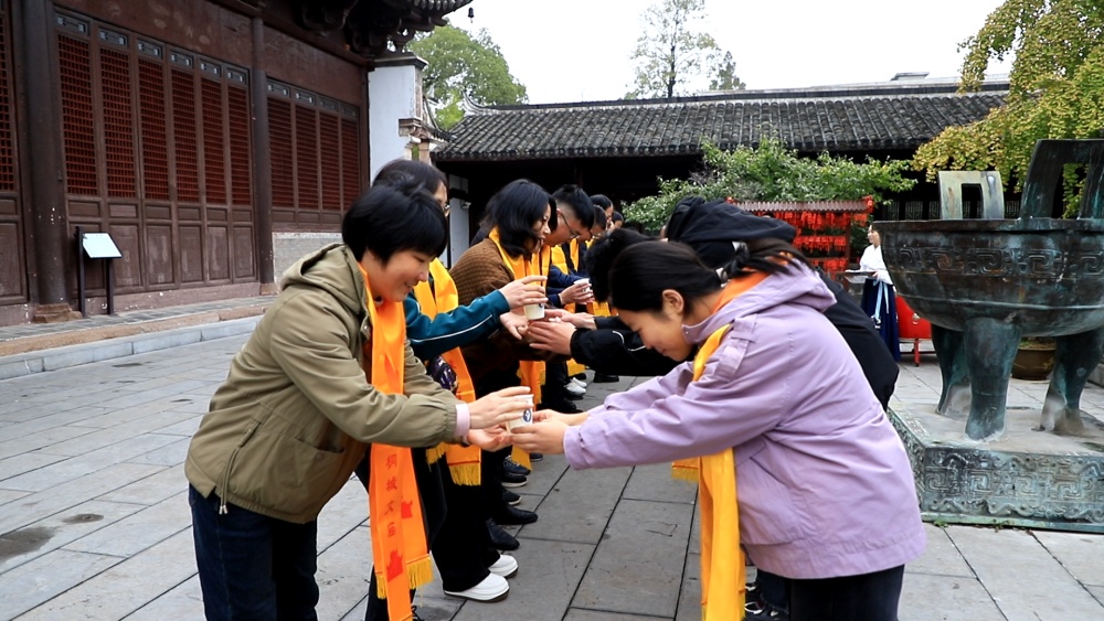 圖為學(xué)生代表向師長敬茶.jpg