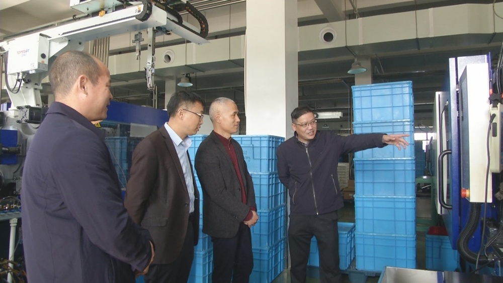 跟著勞模去創新活動走進桐城 在企業參觀4.jpg