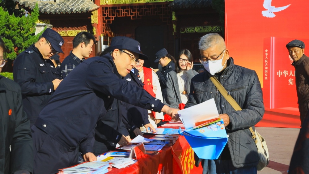 圖為工作人員正在為過往市民講解相關法律條文.jpg