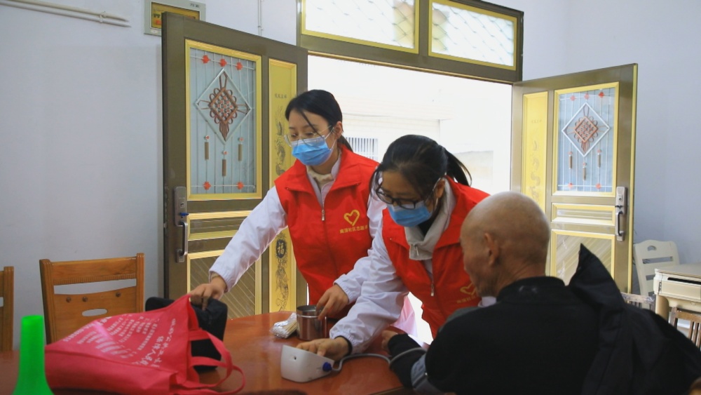 圖為龍眠街道南演社區志愿者正在為社區老人開展義診服務.jpg