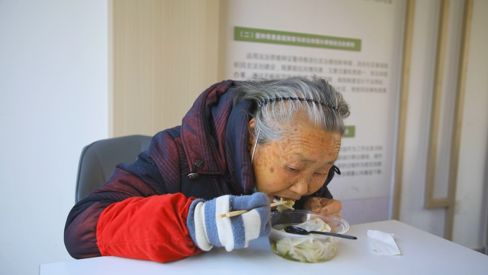 圖為社區老人正在空調房里享受暖意融融的餃子.jpg