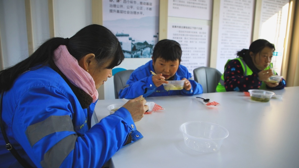 圖為環衛工人正在空調房里享受暖意融融的餃子.jpg