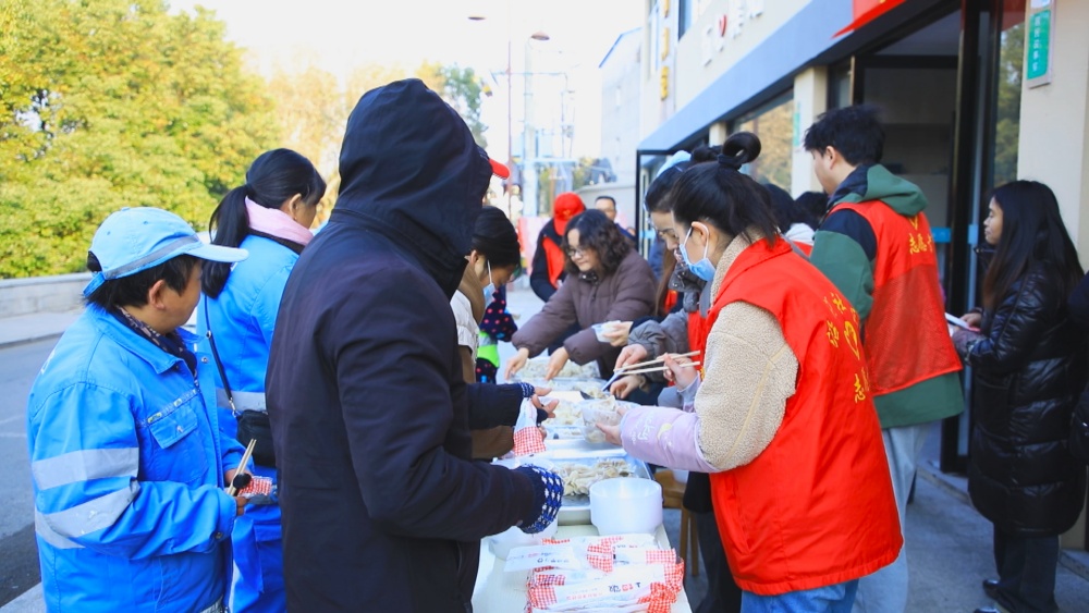 圖為龍眠街道沿河社區“餃香迎冬至 溫情暖寒冬”主題活動現場1.jpg