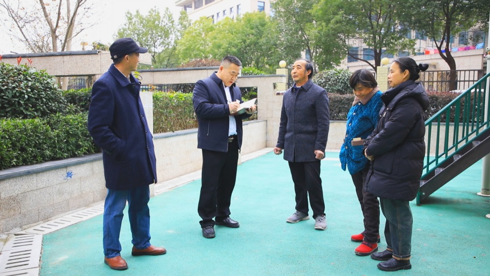 圖為倪春輝正在走訪聯系群眾.jpg