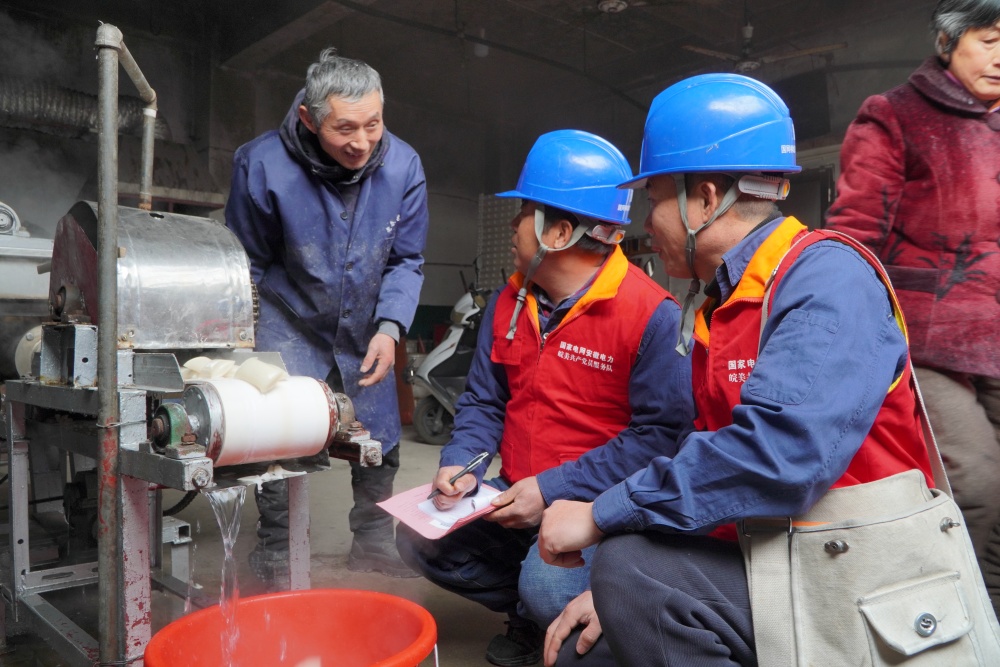 圖為工作人員檢查年糕加工設備.JPG