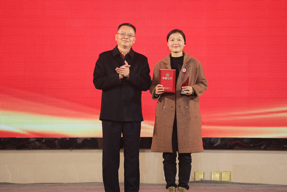 3慈善晚會(huì)蔡婷婷頒獎(jiǎng) (2)_副本.jpg