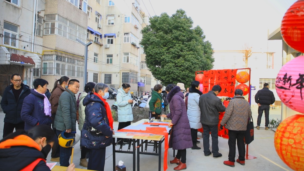 圖為龍眠街道南演社區寫春聯送祝福現場2.jpg