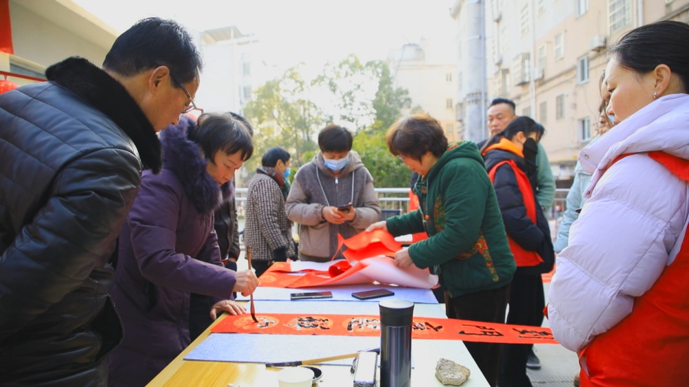圖為龍眠街道南演社區寫春聯送祝福現場5.jpg