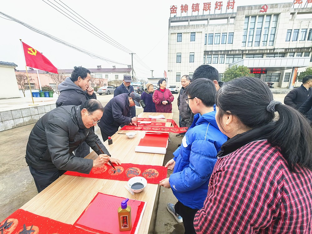圖為寫春聯現場_副本.jpg