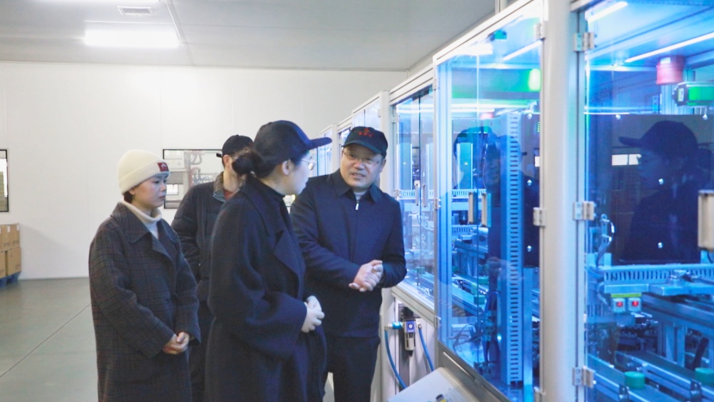 圖為大關鎮工作人員正在百世佳公司走訪慰問，幫助企業解決難題。.jpg