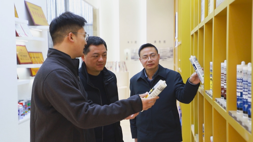 圖為范崗鎮工作人員正在安徽靖康建材有限公司走訪調研1.jpg